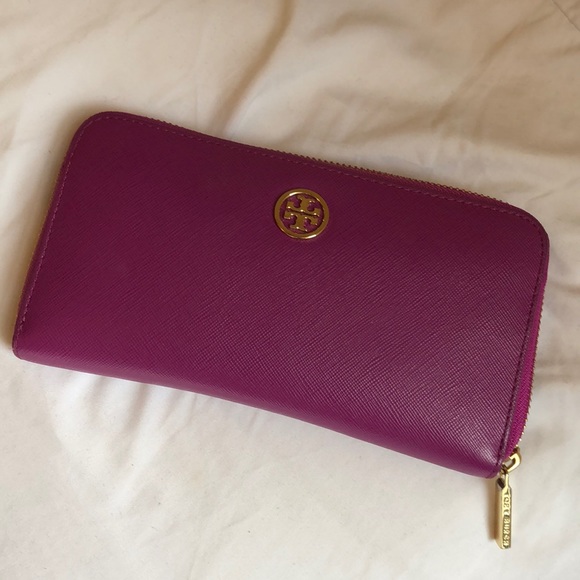 Tory Burch Handbags - Tory Burch Robinson zip continental wallet
